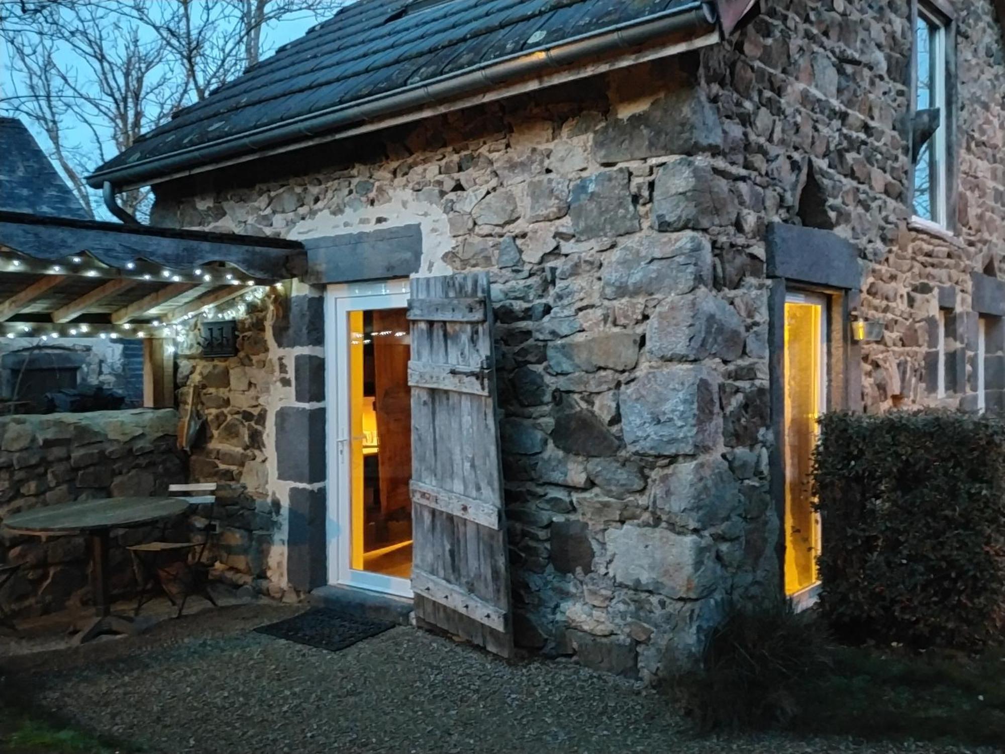 Suites De Campagne Les Eydieux, Petits Dejeuners Inclus Saint-Angel  エクステリア 写真